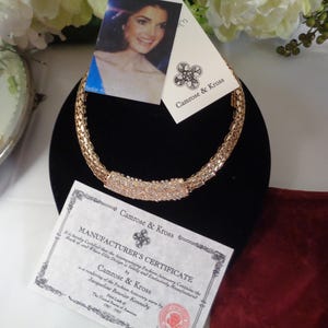 Collar con tarjeta de autenticidad JBK con cristales de Swarovski bañados en oro y cuello grueso Jacqueline Kennedy de Camrose & Kross