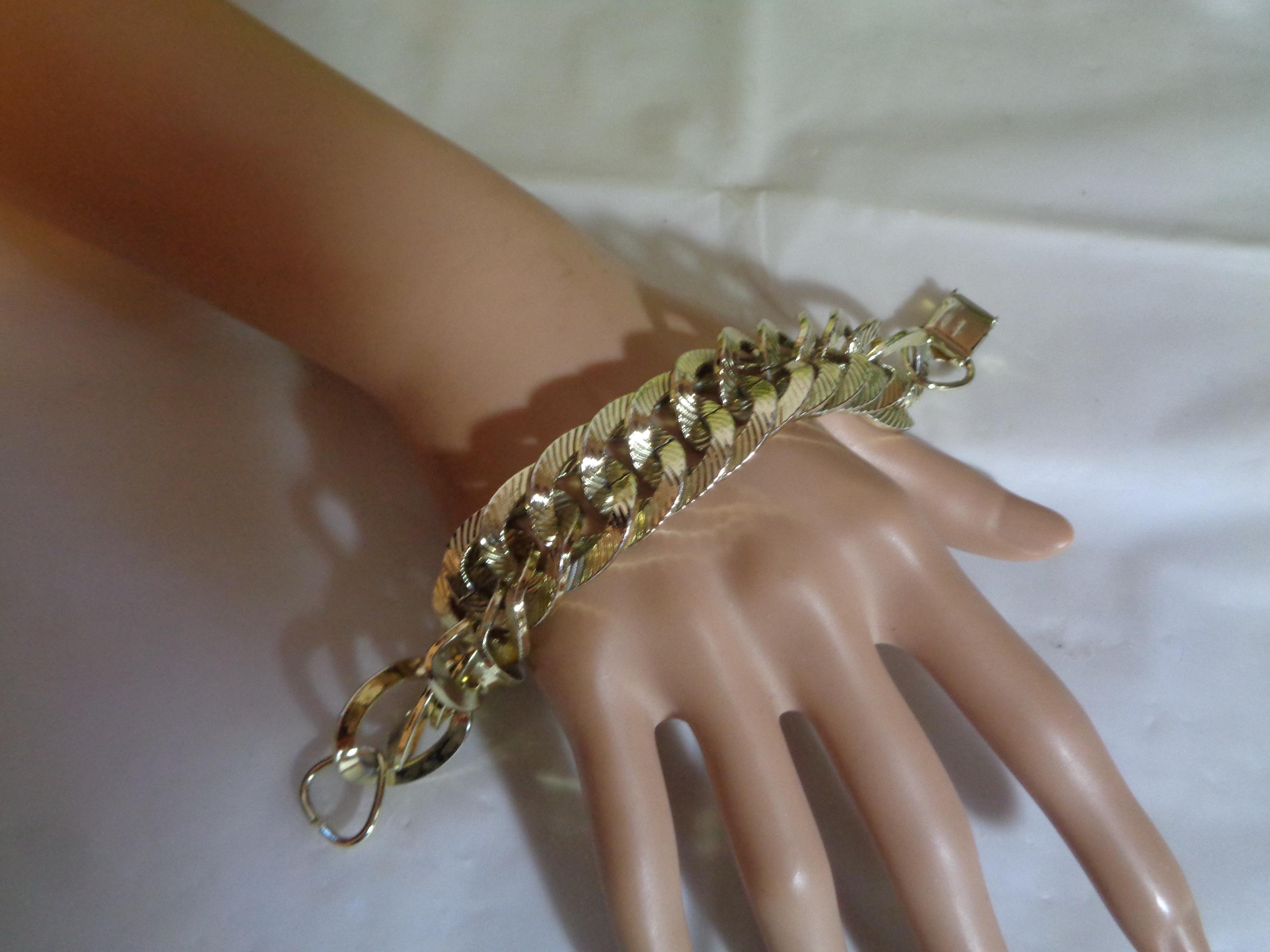 Lisner Lightweight Oval Shape Links Gold Tone Shiny Bracelet 8 inches long