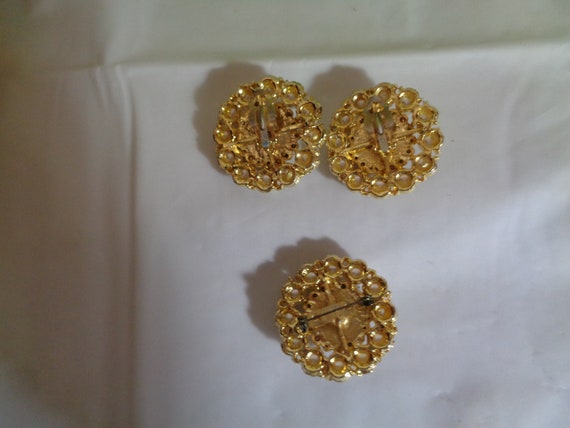 Vintage Pearl Brooch and Clip On Earrings Set: Go… - image 6