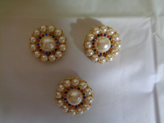 Vintage Pearl Brooch and Clip On Earrings Set: Go… - image 3