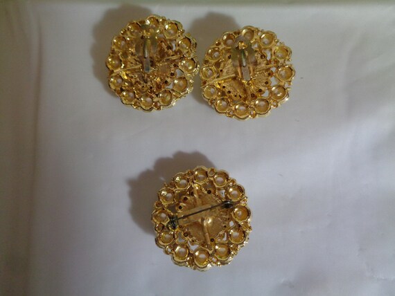 Vintage Pearl Brooch and Clip On Earrings Set: Go… - image 5