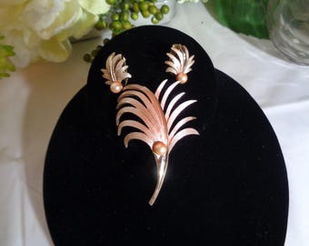Broche florale vintage Kramer avec strass en rubis, signée