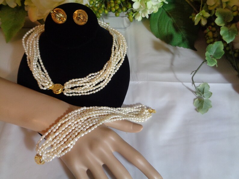 Andre Piasso Goldtone Multi Strand Rice Pearl /& Costume Faux Pearl Necklace Bracelet Clip on Earrings in Black Leatherette Satin Lined Case