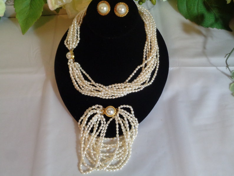 Andre Piasso Goldtone Multi Strand Rice Pearl /& Costume Faux Pearl Necklace Bracelet Clip on Earrings in Black Leatherette Satin Lined Case
