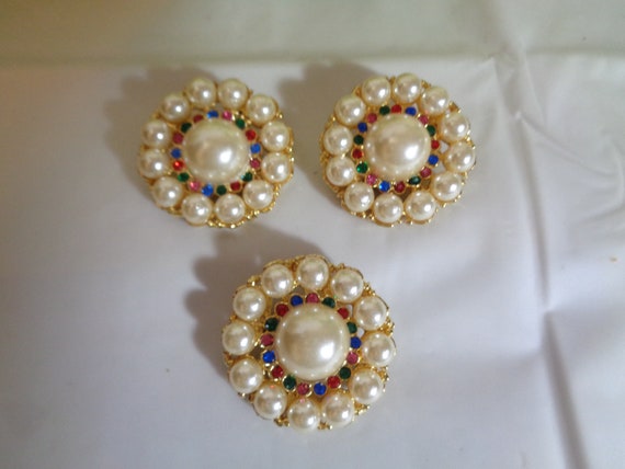 Vintage Pearl Brooch and Clip On Earrings Set: Go… - image 1