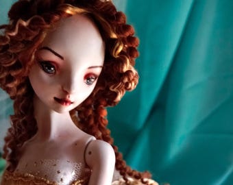 背の高い大きなフランス製磁器人形、ピンクのドレスを着たヴィンテージ