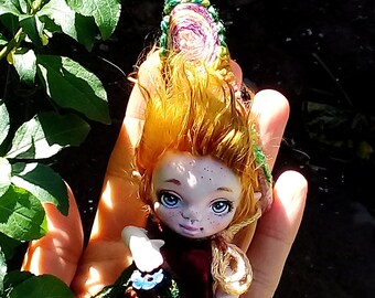 Miniatura de porcelana articulada: boneca de arte única de fada e duende.