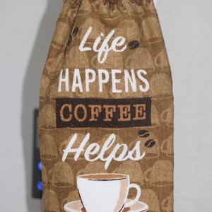 Toalla doble colgante de crochet con café. La vida pasa. El café ayuda.