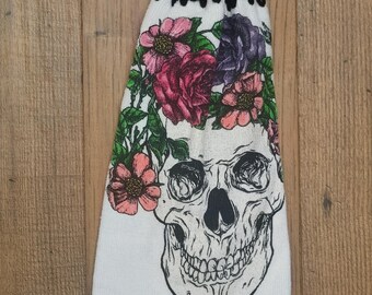 Toalla doble de cocina colgante de ganchillo con temática de Halloween. Calavera con flores. Toalla con purpurina.
