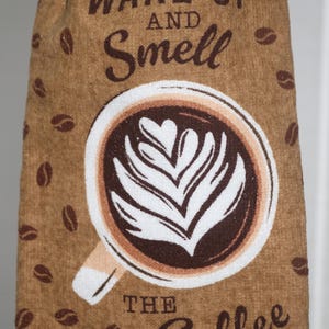 Peut inclure: Une planche à découper en bois faite à la main avec une finition naturelle. La planche a un bord brut d'un côté et une forme rectangulaire. Elle mesure environ 45 cm de long et 30 cm de large.