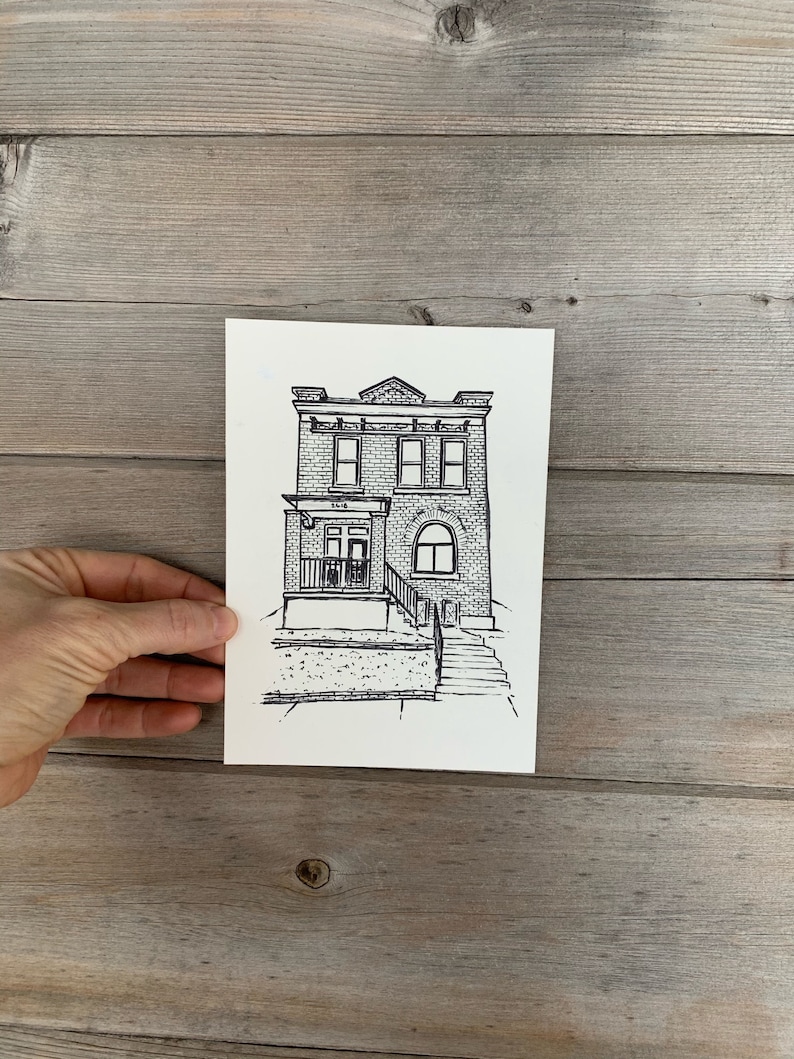 K&ouml;nnte beinhalten: Schwarz-wei&szlig;-Zeichnung eines zweist&ouml;ckigen Hauses mit Veranda und Treppe. Das Haus hat eine Backsteinfassade und ein Satteldach.