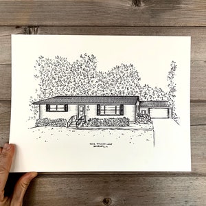 K&ouml;nnte beinhalten: Schwarz-wei&szlig;-Zeichnung eines Einfamilienhauses mit Garage und B&auml;umen. Die Adresse "502 Willow Lane, Antioch, IL" steht unter dem Haus.
