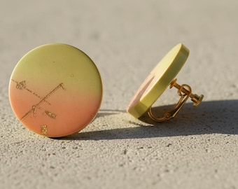 Pendientes de clip vintage de los años 50, hechos en Japón, de lucita bicolor con detalles dorados.
