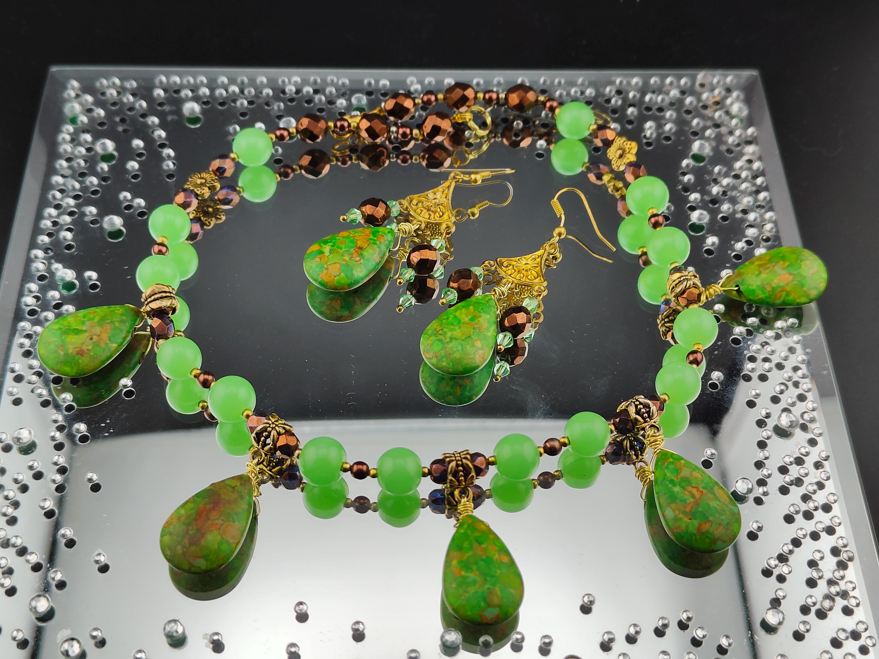 Lot De 10 Colliers Fantaisie Avec Boucles D'oreilles Assorties - Vert Et Or - Neuf Sans Emballage