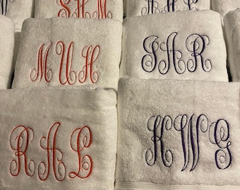 Monogrammed / personalized bath towel/ sets bridesmaid gift/ maid of honor gift personalized towels