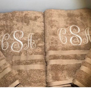 Monogrammed / personalized bath towel/ sets bridesmaid gift/ maid of honor gift personalized towels image 2