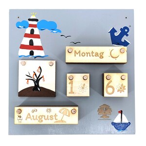May include: A wooden calendar with a lighthouse, anchor, and tree illustrations. The calendar displays the month of August, the day 1, and the day of the week Montag (German for Monday).