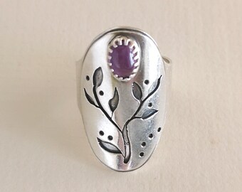 Hand engraved and pierced saddle ring, with flowers and a Beautiful oval amethyst