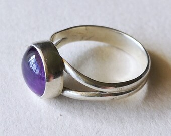 Silver double split band with round amethyst Ideal for engagement or wedding ring. Little star pierced on the back.