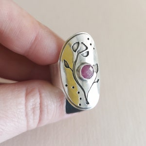 Hand engraved and pierced saddle ring, with flowers and a Beautiful round ruby. image 3