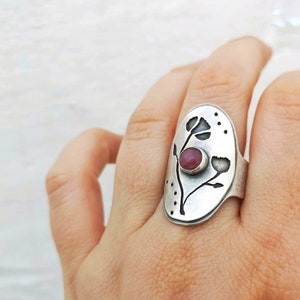 Hand engraved and pierced saddle ring, with flowers and a Beautiful round ruby. image 1