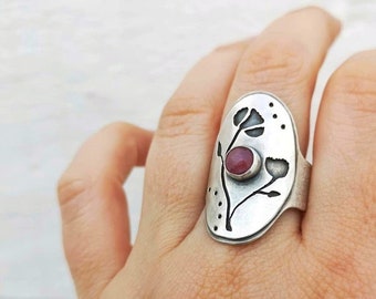 Hand engraved and pierced saddle ring, with flowers and a Beautiful round ruby.