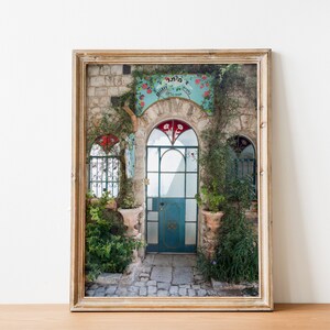 Israelische Heilige Land glasierte Türkis-Weinlese-Tür mit Efeu und Fenstern - Rosh Pina alte Stadt