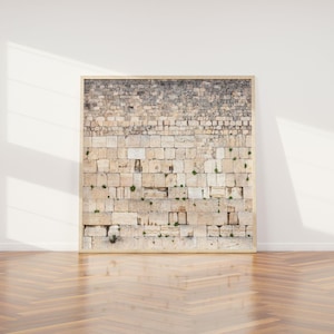 Könnte beinhalten: Ein gerahmtes Foto der Klagemauer in Jerusalem, Israel. Die Mauer besteht aus großen, grob behauenen Steinen und ist ein beliebtes Ziel für Pilger und Touristen.