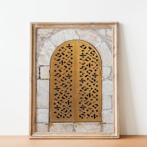 Contraventanas doradas de la sinagoga de Jerusalén con letras hebreas
