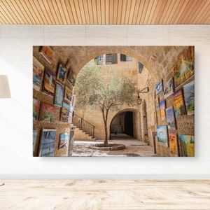 Calle peatonal de la Ciudad Vieja de Jerusalén con olivo, arco y pinturas en la pared - Barrio judío de Cardo