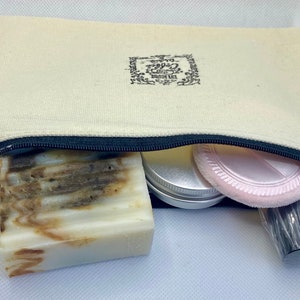 旅行の必需品を収納できる化粧ポーチ
