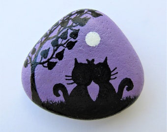 Geschilderde rots, liefdescadeau voor haar, kattenkiezel, uniek kunstcadeau voor hem, twee zwarte katten boommaan, paarse steen, gepersonaliseerde rots, Valentijnsdag