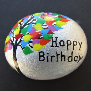 Feliz cumpleaños, piedra pintada, árbol de piedra, pequeño regalo de cumpleaños, arte con guijarros, árbol de corazones pintado a mano, pintura de feliz cumpleaños