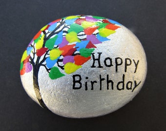 Joyeux anniversaire, roche peinte, pierre d'arbre, petit cadeau d'anniversaire, art de galet, arbre de coeurs peints à la main, peinture de joyeux anniversaire