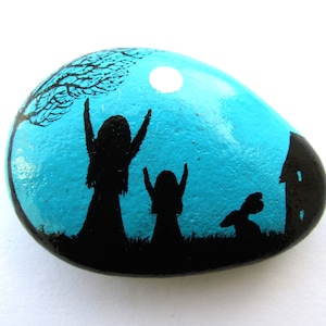 Bemalter Kiesel, Töchter Mutter Mond Baum Kaninchen, Stein Kunst Geschenk, kleiner Rock Magnet, Mutter zwei Töchter Silhouette, Muttertag, einzigartiges Geschenk