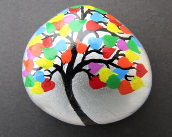 Geschilderde kiezelsteen, boom Motherss Day Stone Art Gift, handgeschilderde rotsmagneet, LGBTQ, miniatuur Rainbow Hearts Tree, klein geschenk, Valentijnsdag kunst