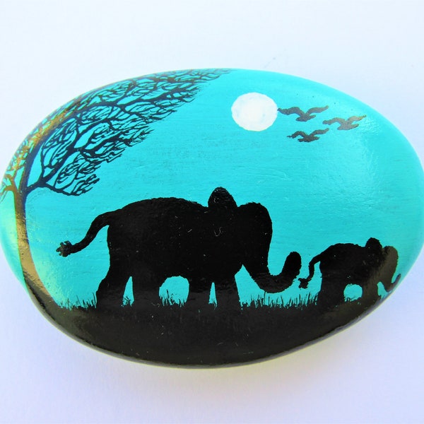 Roche peinte avec éléphant, cadeau fille pour la fête des mères, art de la pierre, nouvelle maman, peinture animalière sur galets, éléphanteau lune dans les arbres, personnalisation unique