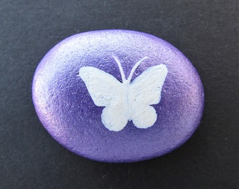 Galet peint, cadeau d'art de pierre de papillon, aimant de roche peint à la main, cadeau de fille, peinture personnalisée de papillon blanc, souvenir miniature