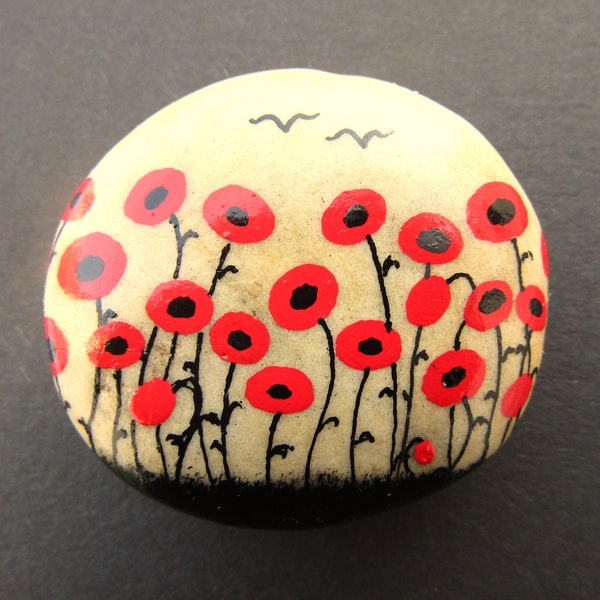 Roche peinte, cadeau coquelicot, fleurs peintes à la main en pierre, art rupestre, peinture de coquelicots rouges, pierre du souvenir, galet peint, cadeau de sympathie, roche