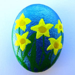 Painted Stone, Flowers Pebble Painting, Daffodils Rock Magnet, Personalised Art, Birthday Gift, Hand Painted Spring Flower, Sympathy Gift