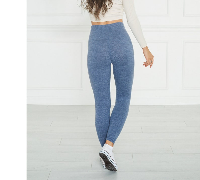 Puede incluir: Leggings de punto azul de talle alto con una apariencia texturizada y jaspeada, cintura acanalada y pu&ntilde;os acanalados en los tobillos. Los leggings son ajustados, llegan hasta la parte inferior de la pantorrilla y se usan con zapatillas de lona.