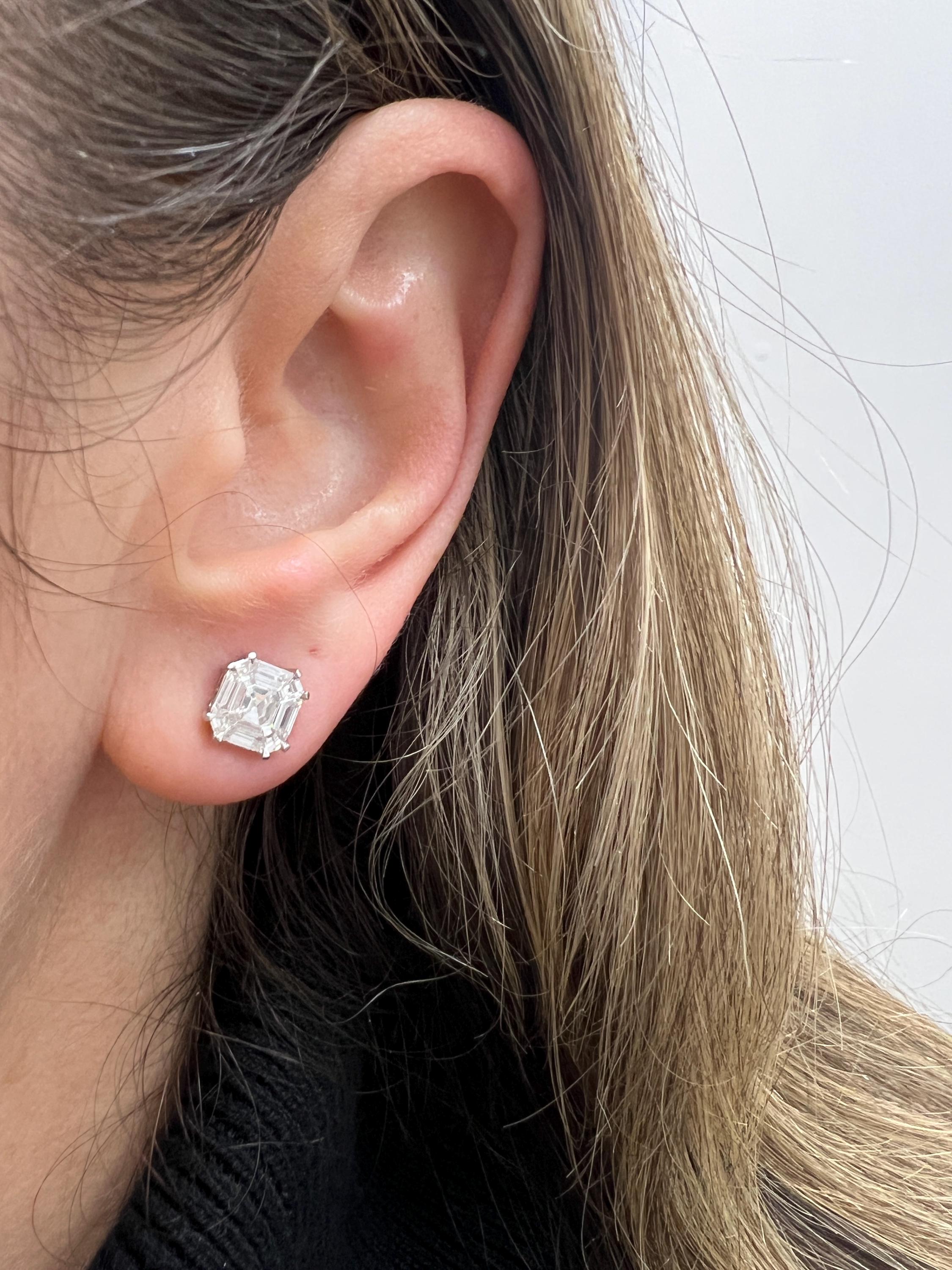 18Kホワイトゴールドのエメラルドカットスタッドピアス、4カラットの