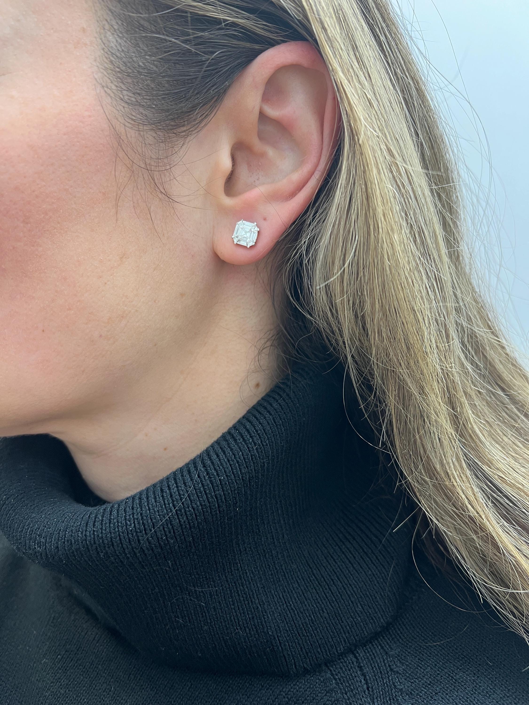 18Kホワイトゴールドのエメラルドカットスタッドピアス、4カラットの