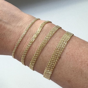 Supple bracelet in yellow gold (750) centered on a snake…