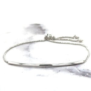 14K White Gold Friendship Bracelet, 9.25&quot; Polished Curved Bar Design, Elegant Gift for Friends & Special Occasions