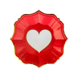 Puede incluir: Un plato de papel rojo con un corazón blanco en el centro. El plato tiene un borde festoneado con ribete dorado. Perfecto para San Valentín o una celebración romántica.