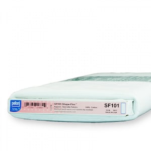 Puede incluir: Un rollo blanco de Pellon SF101 Shape-Flex Apparel Specialty Fabrics, una entretela de 100% algodón. La etiqueta dice "SF101 Shape-Flex Apparel Specialty Fabrics 100% Cotton Machine wash warm and tumble dry medium. www.PellonProjects.com SF101 20 IN 2012 MADE IN USA"