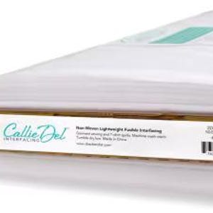 Puede incluir: Un rollo de entretela fusible ligera no tejida blanca. La etiqueta dice "Callie Del Interfacing". El rollo mide 50,8 cm por 41,1 metros.