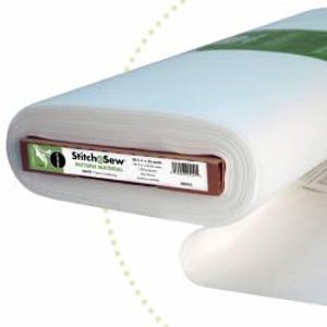 Peut inclure: Un rouleau d'entoilage thermocollant naturel Stitch-Sew blanc. L'entoilage est enroulé et porte une étiquette verte et blanche avec le nom de la marque et des informations sur le produit.