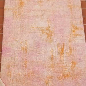 Salmon Rose Grunge 30150 326 Pink & Orange von BasicGrey für Moda Fabrics - Preis pro 1/2 Meter